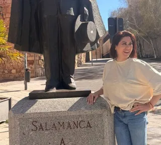 Tamara junto a la estatua de Rafael Farina en la calle Sierpes | Instagram de Tamara