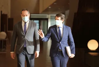 Mañueco antes de entrar a la comparecencia frente a las Cortes