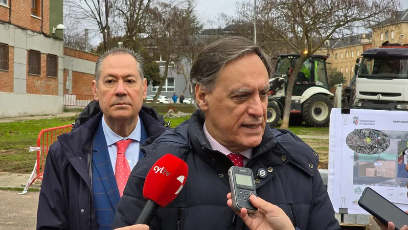 El alcalde de Salamanca, Carlos García Carbayo, visita las obras de la plaza de Santa Cecilia
