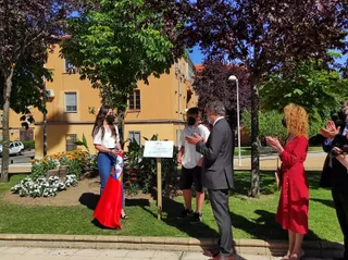 Acto de inauguración de un jardín en Salamanca en honor a Roberto Fraile.