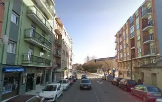 Se enfada en un bar porque no le sirven más alcohol y clava una navaja a otro cliente