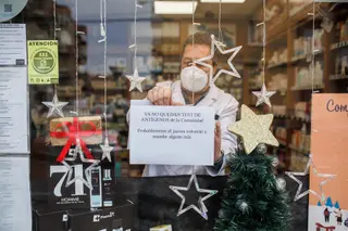 Un farmacéutico cuelga un cartel informando sobre la falta de stock de test | Foto: EP