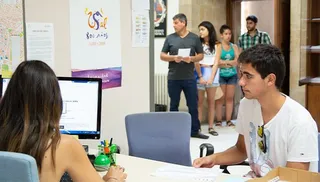 Un alumno realiza un trámite en la Universidad Comunicación USAL