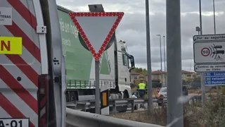 Un menor y una mujer heridos tras la colisión de un turismo y un camión en la rotonda de Leclerc