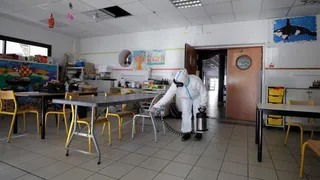 Desinfectando aula