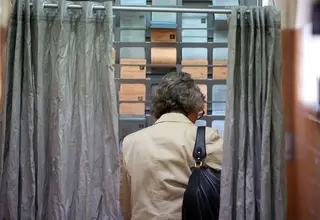 Una mujer recoge papeletas Rubén Cacho
