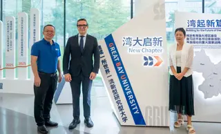 El rector de la Universidad de Salamanca, Juan Manuel Corchado Rodríguez, junto a la profesora Hongkun Zhang, directora del Departamento de Matemáticas; y Bin Lian, del Departamento de Investigación Científica | Comunicación Universidad de Salamanca