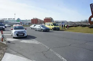 Accidente en rotonda de los centros comerciales