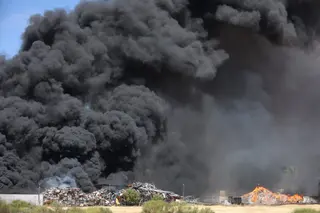 Incendio de una planta de residuos en Roales - Foto ICAL