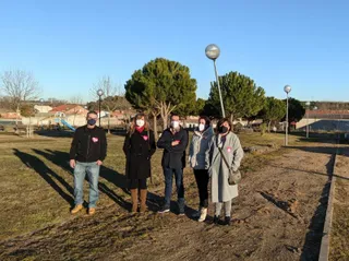 Fernando Pablos y Carmen García, acompañados por concejales del mayor grupo municipal con representación en el Ayuntamiento de Aldeatejada