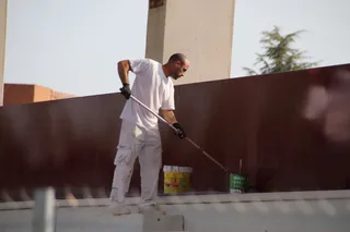 Pintado de una de las vallas de seguridad.