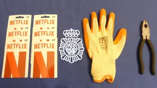 Se cuela por el techo del Carrefour de Salamanca para robar unas tarjetas de Netflix junto a su cachorro, al que dejó en un transportín en una de las entradas de emergencia