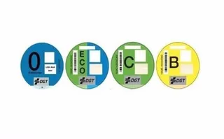 Cambios de color y otros requisitos. Así serán las nuevas pegatinas medioambientales de la DGT desde el mes de julio