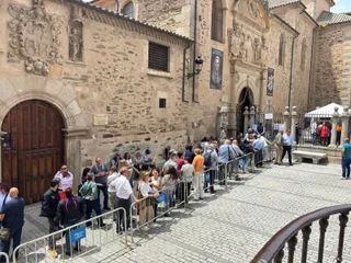 Peregrinos en la veneración de Santa Teresa en Alba de Tormes. Imagen Ayto Alba