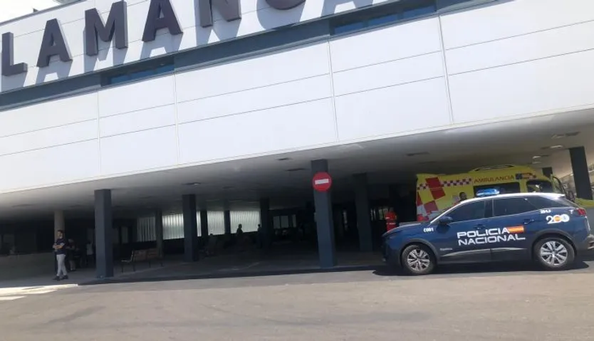 La Policía Nacional en el Hospital de Salamanca después de que un hombre haya sido agredido por otro en la avenida de la Merced | FOTO SALAMANCA24HORAS.COM