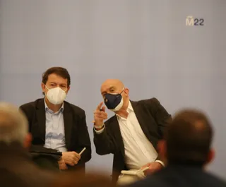 Rubén Cacho / ICAL. El candidato del Partido Popular a la Presidencia de la Junta, Alfonso Fernández Mañueco, visita la localidad vallisoletana de Medina del Campo, donde mantiene un encuentro con agricultores y organizaciones agrarias. En la imagen, junt