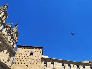 El helicóptero militar que ha sobrevolado este miércoles el cielo de Salamanca. | FOTO: cedida por @SalamancaBlog