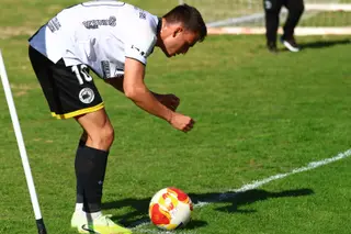 Sergio Astudillo se prepara para sacar un córner con Unionistas B.