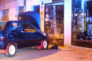 Un coche choca contra un escaparate del paseo de Carmelitas
