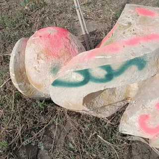 Unos vándalos pintan y destrozan la estatua de 'M4ría Princesa Futbolera Guerrera'
