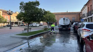 Un momento de la limpieza de calles en Peñaranda