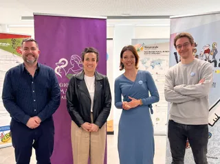 En la fotografía, la Presidenta del Colegio Oficial de Farmacéuticos de Salamanca, Dña. Ma. Engracia Pérez Palomero, su Gerente., Oscar Barazal Peralo, el colegiado D. Luis Marcos Nogales, y Dña. Raquel Carnero
