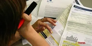 Las eléctricas mantienen teléfonos de alto coste para desincentivar las reclamaciones