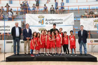 Entrega de premios de los ganadores de los Juegos Escolares.