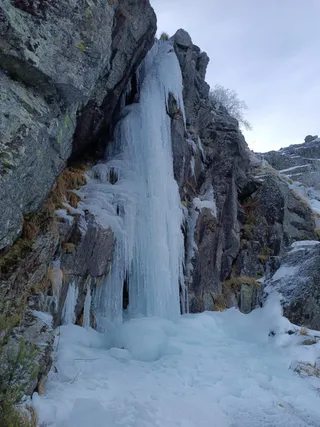 Cascadas congeladas en la Hoya Mayor, en la Sierra de Béjar. FOTO: RUBÉN MUÑOZ
