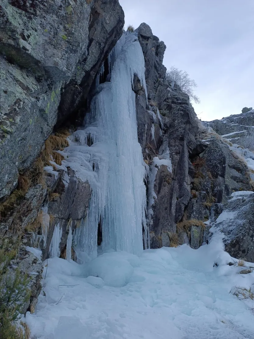 Cascadas congeladas en la Hoya Mayor, en la Sierra de Béjar. FOTO: RUBÉN MUÑOZ