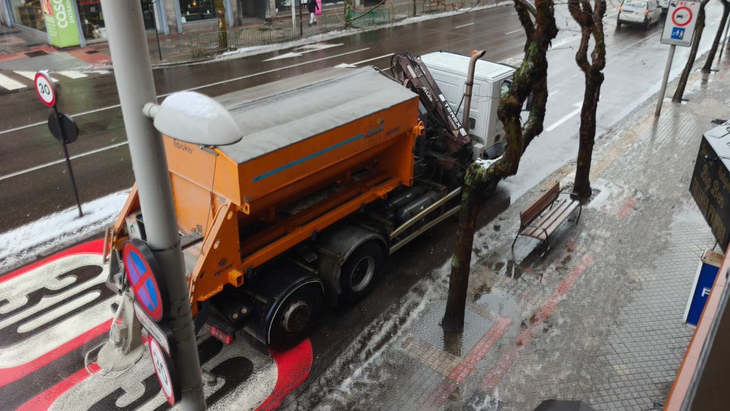 Un camión echa sal en Salamanca capital tras las nieves