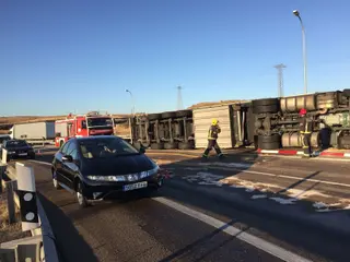 Camión volcado en la rotonda de Buenos Aires