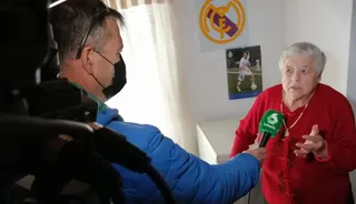 Elvira Turiño atiende a las cámaras de La Sexta en su casa FOTO ZAMORA24HORAS.COM