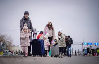 Personas ucranianas huyen de la guerra | Europa Press