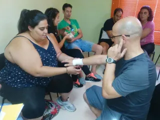 Los monitores de los programas de verano realizan un curso de primeros auxilios en actividades al aire libre