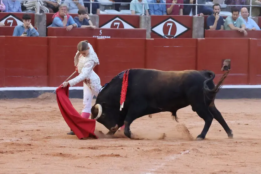 Olga Casado ante el sexto novillo de Montalvo, de nombre 
