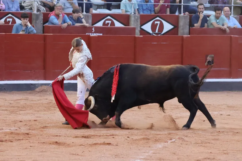 Olga Casado ante el sexto novillo de Montalvo, de nombre