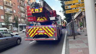 Los bomberos intervienen en el Paseo Canalejas por el incendio de una freidora