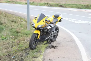 Herido un varón tras salirse de la vía y caer de la moto en la que viajaba en Villares de la Reina. Fotos Carlos H