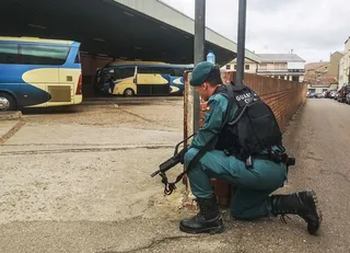 Simulacro de la Guardia Civil en la estación de autobuses de Ciudad Rodrigo. Foto ICAL
