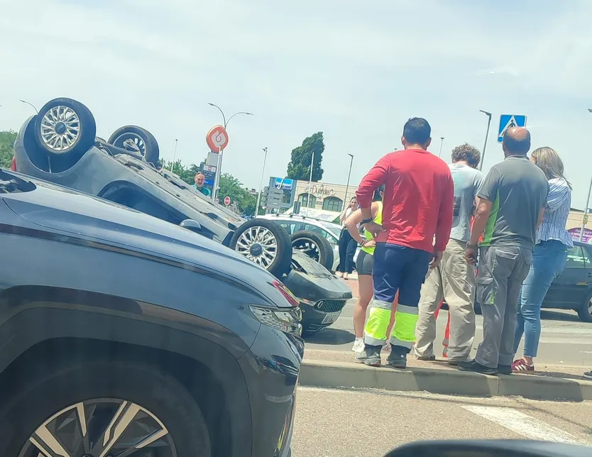 Vehículo volcado junto a la rotonda del Avión en Santa Marta