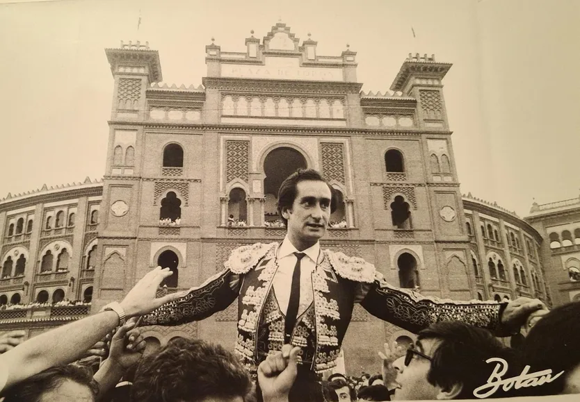 Julio Robles a hombros en Las Ventas