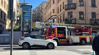 Alarma en la calle Portales de Camiñas: dos camiones de bomberos acuden por una columna de humo que acaba en susto