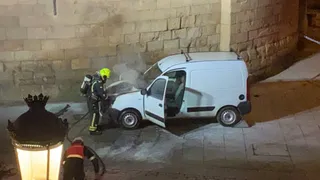 Furgoneta incendiada en Puerta Zamora