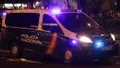 Una imagen de archivo de un vehículo de la Policía Nacional circulando de noche por las calles de Salamanca