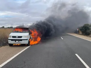 Arde una furgoneta en la N-620, a la altura de Barbadillo. Foto: Guardia Civil de Salamanca