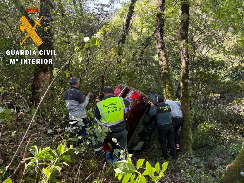Rescatan a un varón atrapado en un coche en Santibañez de la Sierra