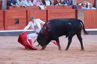 La Glorieta revive el aroma de la feria taurina con el primer festejo: Lea Vicens, Raquel Martín y Olga Casado | Andrea M