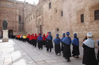 Cortejo académico de doctores y monjes carmelitas desde el Patio de Escuelas Menores hasta el Paraninfo de la Universidad