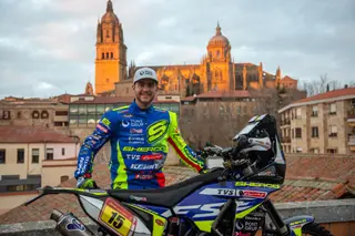 Lorenzo Santolino con las catedrales y la Casa Lis de fondo